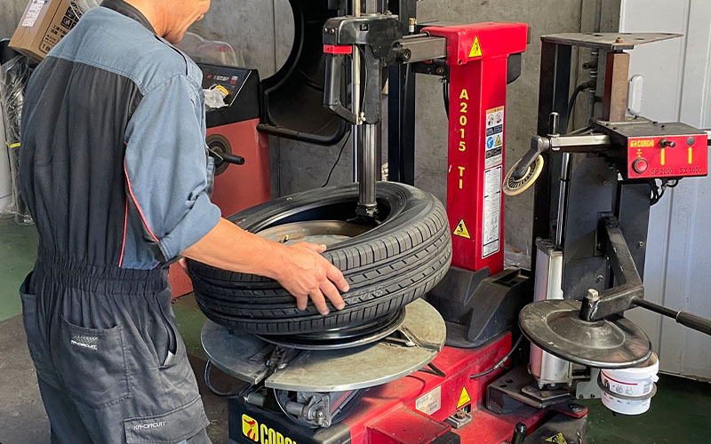 タイヤチェンジャーでタイヤ組替え作業