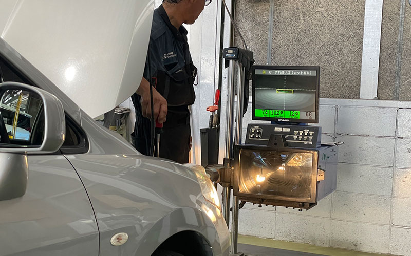 ヘッドライトテスターでヘッドライト光軸調整　光量検査