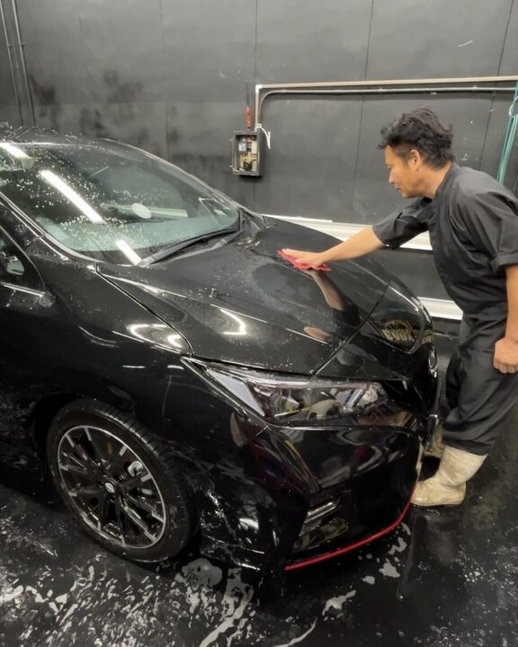 NISSANリーフnismoＧguardガラスコーティング３層（親水）施工前粘土タオルで付着物除去