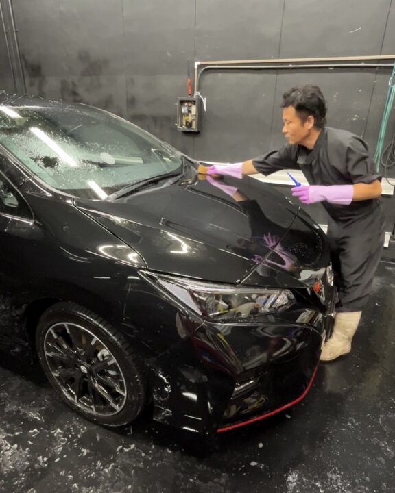 NISSANリーフnismoＧguardガラスコーティング３層（親水）施工前溶剤を使って付着物除去