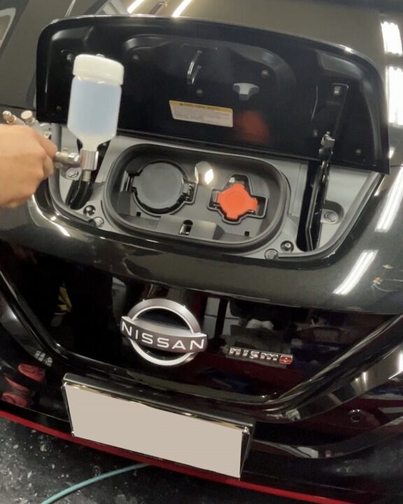 NISSANリーフnismoＧguardガラスコーティング充電ポート吹き付け施工 