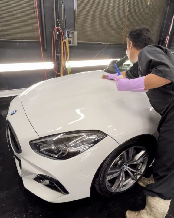 BMW　Z4　Ｇguardガラスコーティング３層（親水）磨き（ミドルフィニッシュ）＋ホイールコーティング施工前溶剤を使って付着物除去