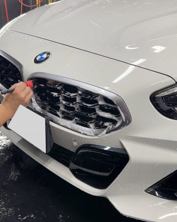BMW　Z4　Ｇguardガラスコーティング３層（親水）磨き（ミドルフィニッシュ）＋ホイールコーティング施工前グリル洗浄