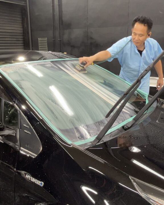 TOYOTAプリウスフロントガラス撥水コーティング施工下地作り