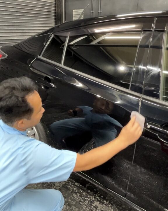 TOYOTAプリウスセラミックコーティングSystemXPRO施工前セラミック専用プライマー塗布