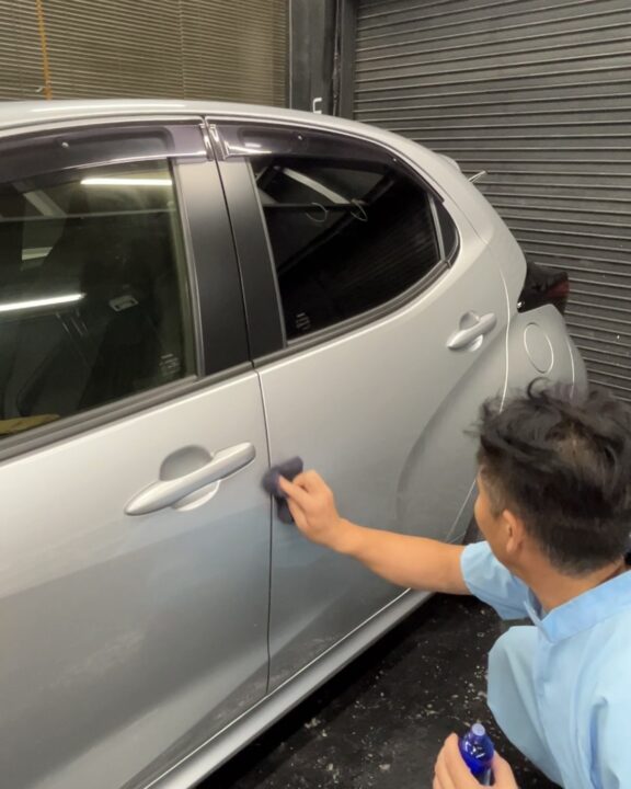TOYOTAヤリスセラミックコーティングSystemXPRO専用プライマー塗布