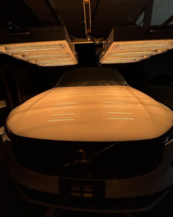 ボルボXC90Gguardガラスコーティング3層(親水)+ホイールコーティング+サンルーフコーティング+シートコーティング施工後近赤外線ヒーター乾燥硬化