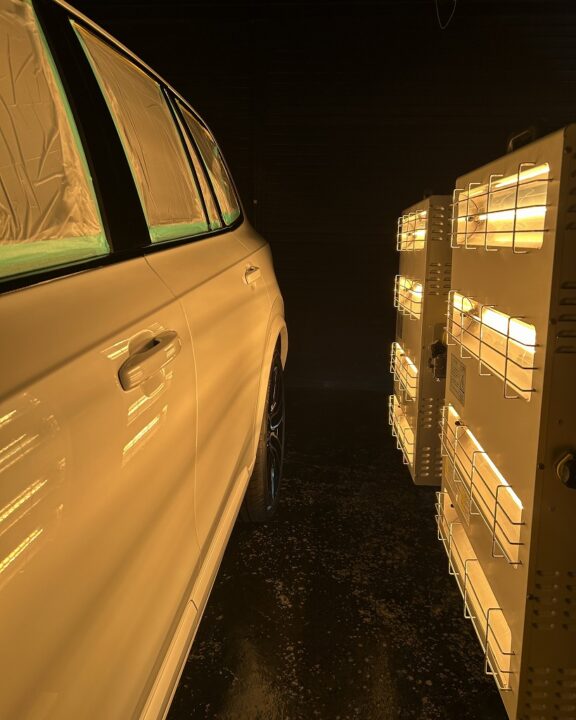 ボルボXC90Gguardガラスコーティング3層(親水)+ホイールコーティング+サンルーフコーティング+シートコーティング施工後近赤外線ヒーター乾燥硬化