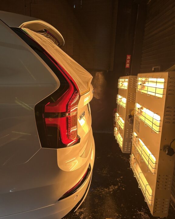 ボルボXC90Gguardガラスコーティング3層(親水)+ホイールコーティング+サンルーフコーティング+シートコーティング施工後近赤外線ヒーター乾燥硬化