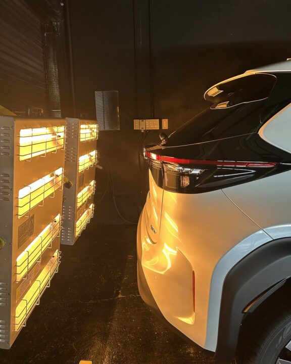 TOYOTA ヤリスクロスセラミックコーティングSystemXPRO施工後コーティング剤強制乾燥