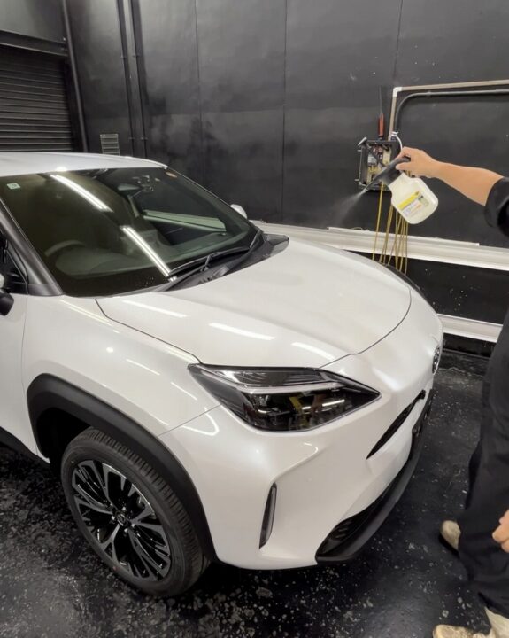 TOYOTA ヤリスクロスセラミックコーティングSystemXPRO施工前鉄粉除去剤を使って鉄粉除去