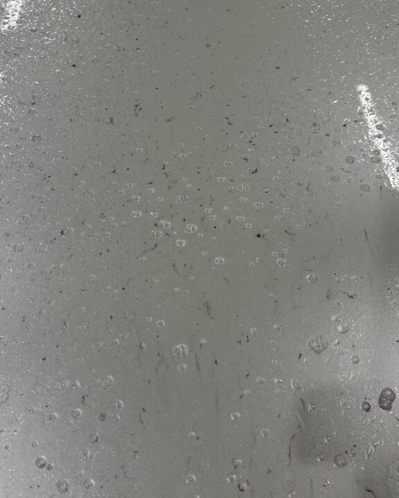 ランドクルーザー250セラミックコーティングSystemX MAXとホイールコーティングSystemX施工前鉄粉除去剤を使って鉄粉除去溶剤が反応して鉄粉が変色し 浮いてきます