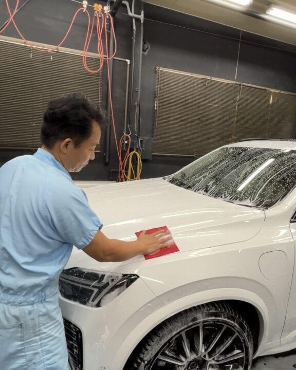 ボルボXC90Gguardガラスコーティング3層(親水)+ホイールコーティング+サンルーフコーティング施工前洗車粘土タオルで付着物除去