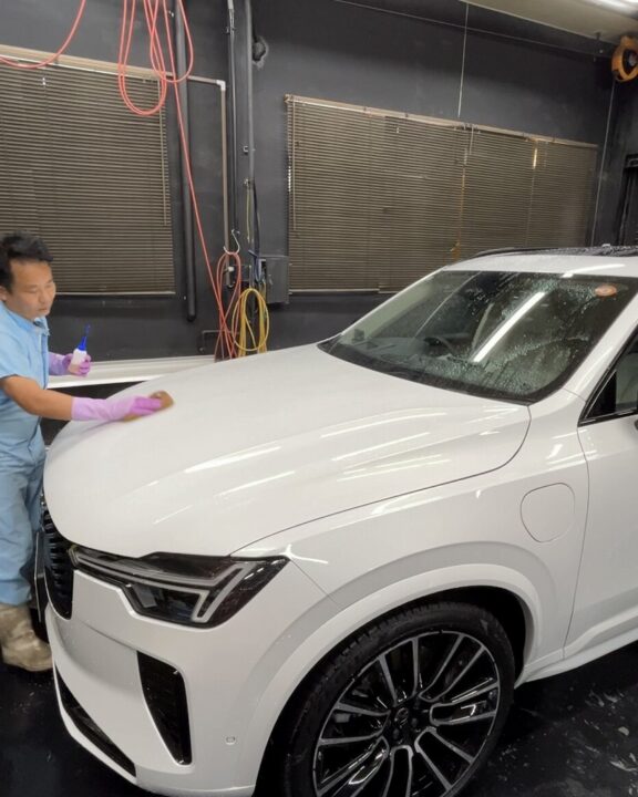 ボルボXC90Gguardガラスコーティング3層(親水)+ホイールコーティング+サンルーフコーティング施工前洗車溶剤を使って付着物除去