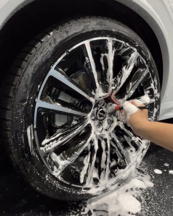 ボルボXC90Gguardガラスコーティング3層(親水)+ホイールコーティング+サンルーフコーティング施工前洗車ホイール洗浄