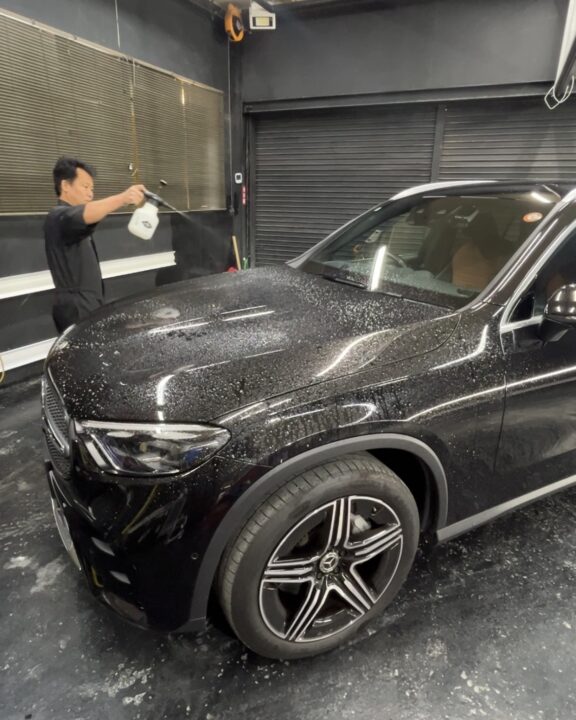 メルセデスベンツ GLB200d Gguardガラスコーティング3層(親水)+ホイールコーティング施工前鉄粉除去剤を使って鉄粉除去溶剤