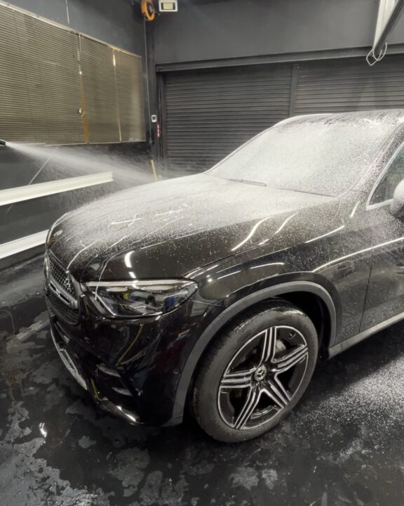 メルセデスベンツ GLB200d Gguardガラスコーティング3層(親水)+ホイールコーティング施工前フォームガンを使って洗車