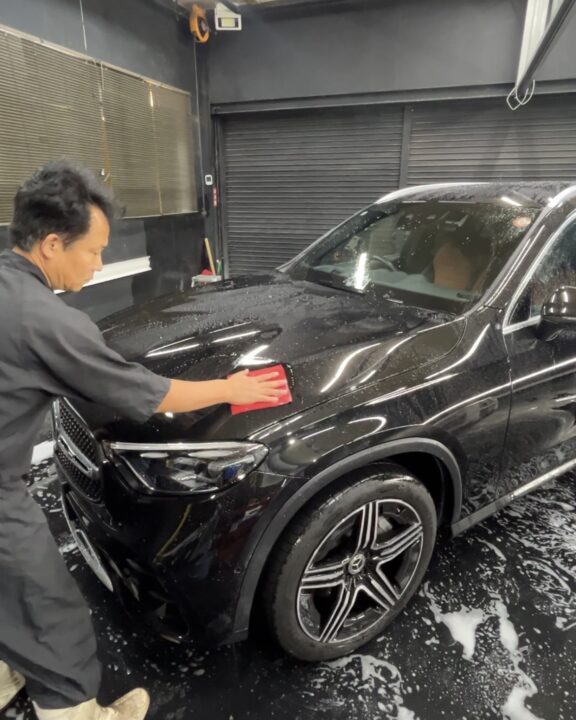 メルセデスベンツ GLB200d Gguardガラスコーティング3層(親水)+ホイールコーティング施工前粘土タオルで付着物除去洗車