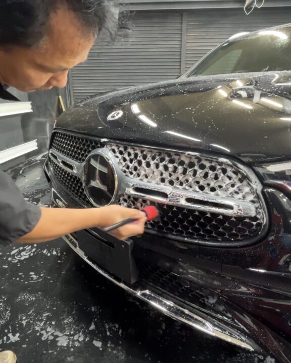 メルセデスベンツ GLB200d Gguardガラスコーティング3層(親水)+ホイールコーティング施工前ブラシを使って洗車