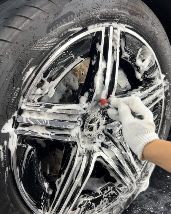 メルセデスベンツ GLB200d Gguardガラスコーティング3層(親水)+ホイールコーティング施工前フォームガンを使って洗車