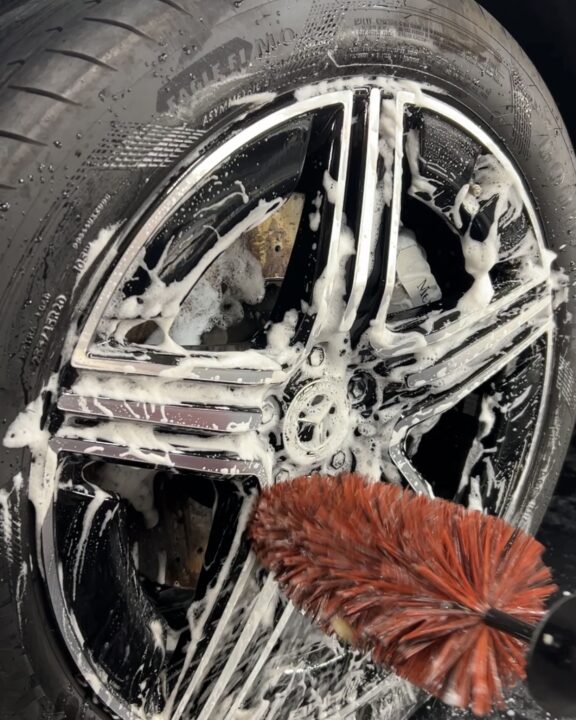 メルセデスベンツ GLB200d Gguardガラスコーティング3層(親水)+ホイールコーティング施工前フォームガンを使って洗車