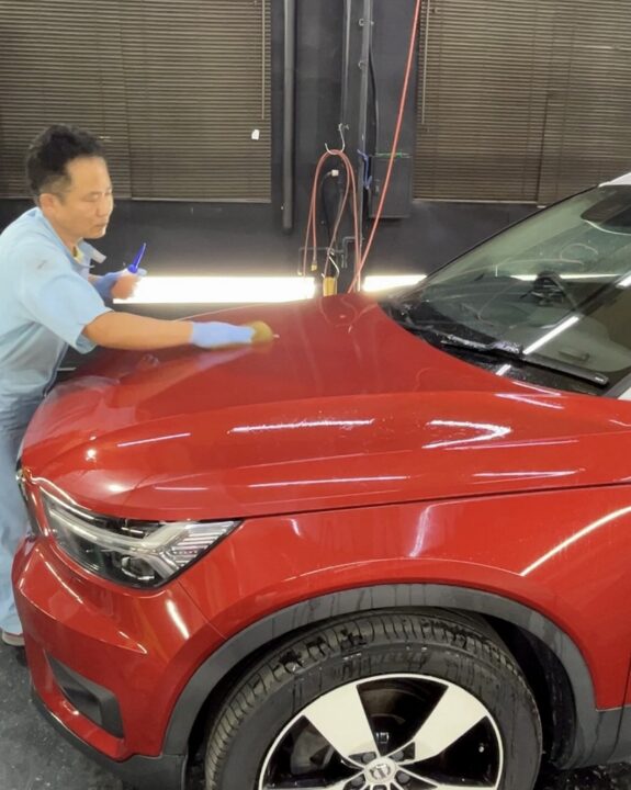 ボルボ XC40 Gguardガラスコーティング3層(親水)磨きハードフィニッシュ施工前溶剤を使って付着物除去