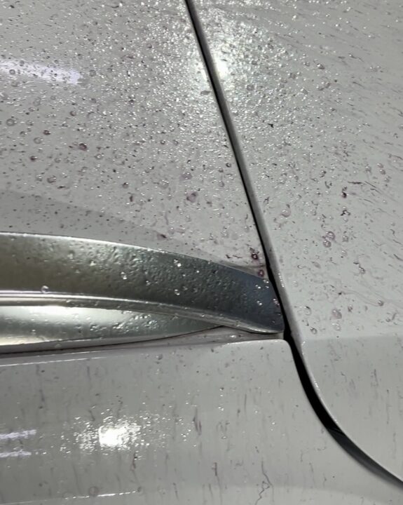 ボルボ XC40 Gguardガラスコーティング3層(親水)磨きハードフィニッシュ施工施工前鉄粉除去剤を使って鉄粉除去溶剤