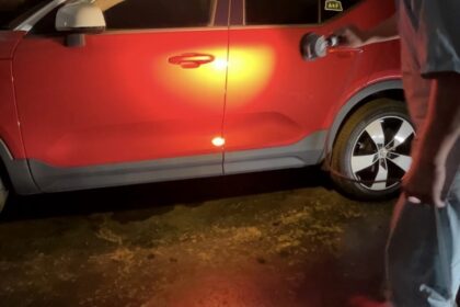 ボルボ XC40 Gguardガラスコーティング3層(親水)施工前磨きハードフィニッシュ後オーロラチェック