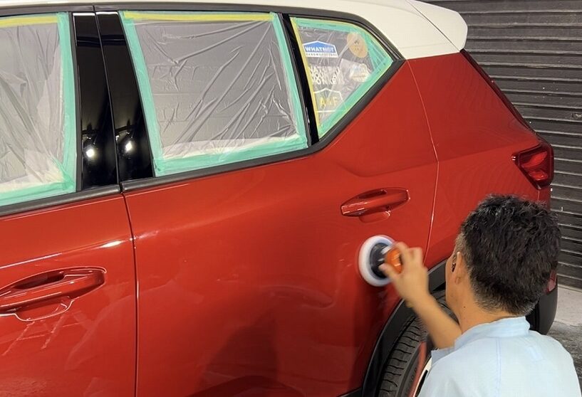 IMG_8035 - 鈑金塗装・カーコーティング・車検|山口県 東洋ボデー株式会社 ボルボ XC40のボディを磨いている様子