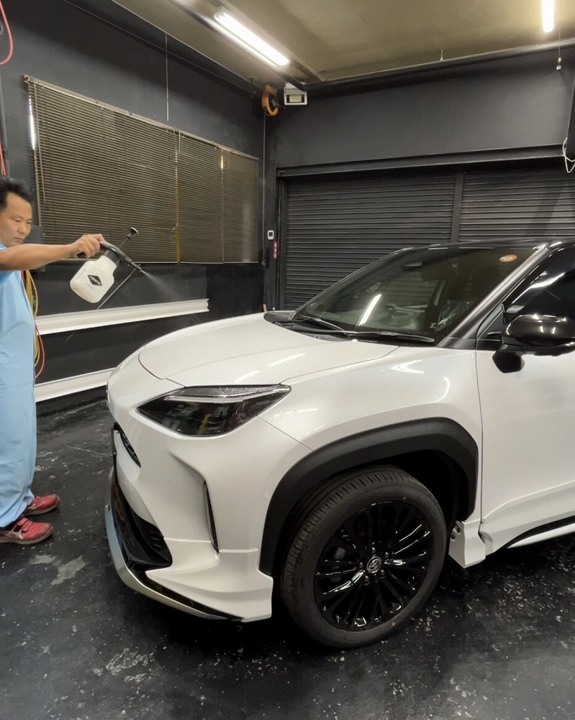 ヤリスクロス セラミックコーティングSystemXPRO施工前鉄粉除去剤を使って鉄粉除去溶剤