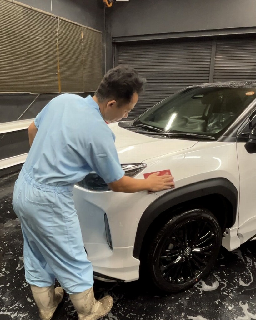 ヤリスクロス セラミックコーティングSystemXPRO施工前粘土タオルで付着物除去