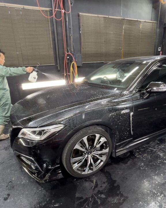 TOYOTAクラウンGguardガラスコーティング3層(親水)+全磨き(ハードフィニッシュ)施工前鉄粉除去剤を使って鉄粉除去溶剤