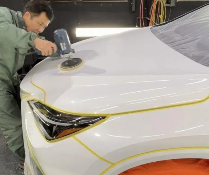 ボンネットを磨いている様子