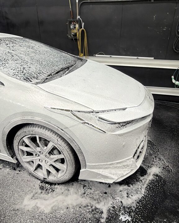 TOYOTA プリウスセラミックコーティング施工前フォームガンを使って洗車