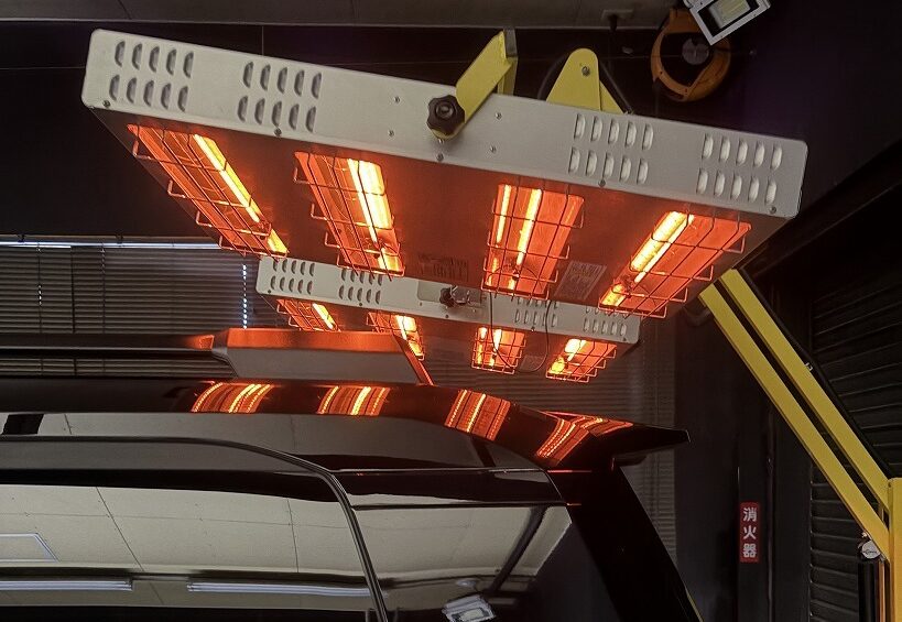 IMG_8715 - 鈑金塗装・カーコーティング・車検|山口県 東洋ボデー株式会社 TOYOTAランドクルーザGguardガラスコーティング施工後近赤外線ヒーターで乾燥硬化している様子