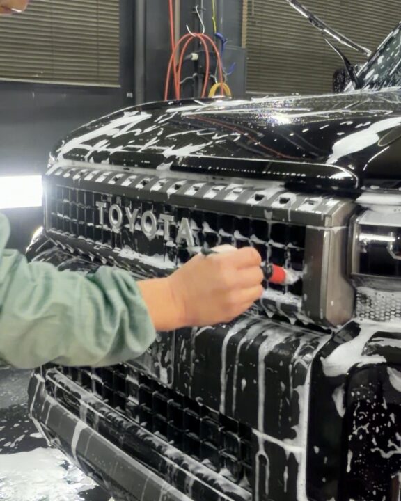 TOYOTAランドクルーザＧguardガラスコーティング施工前グリル洗浄