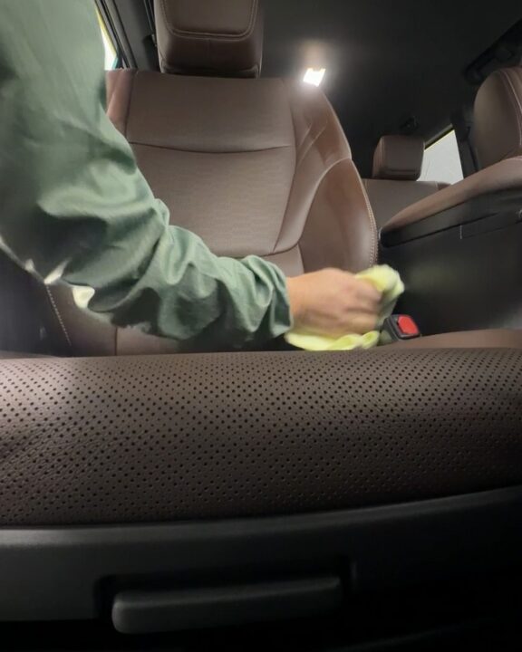 TOYOTAランドクルーザシートコーティング前脱脂作業 