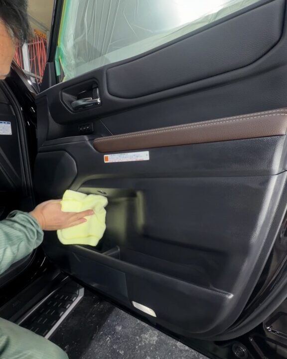 TOYOTAランドクルーザドアトリムコーティング前脱脂