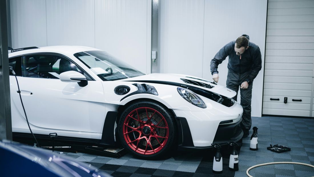 ポルシェにコーティング施工として下地処理を行っている様子 - 鈑金塗装・カーコーティング・車検|山口県 東洋ボデー株式会社 ポルシェにコーティング施工として下地処理を行っている様子