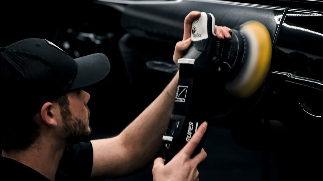 職人がボディを磨いている様子