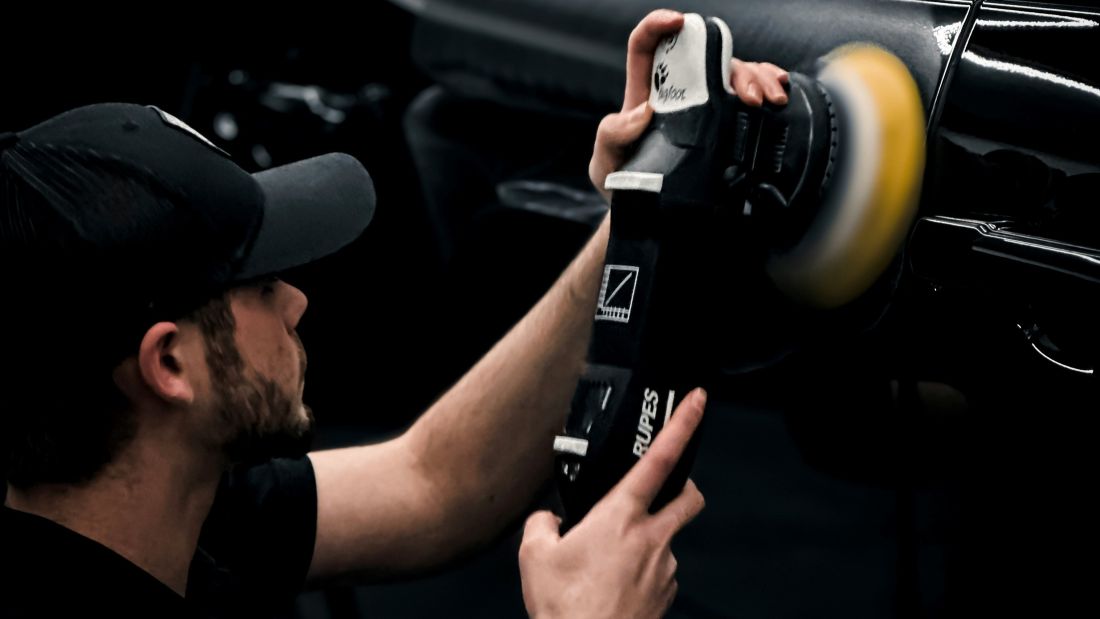 下地処理でボディを磨いている様子 - 鈑金塗装・カーコーティング・車検|山口県 東洋ボデー株式会社 下地処理でボディを磨いている様子