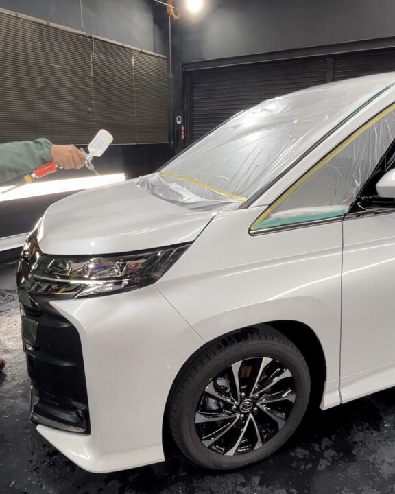 TOYOTA ノアにセラミックコーティング施工前専用プライマー吹き付け施工