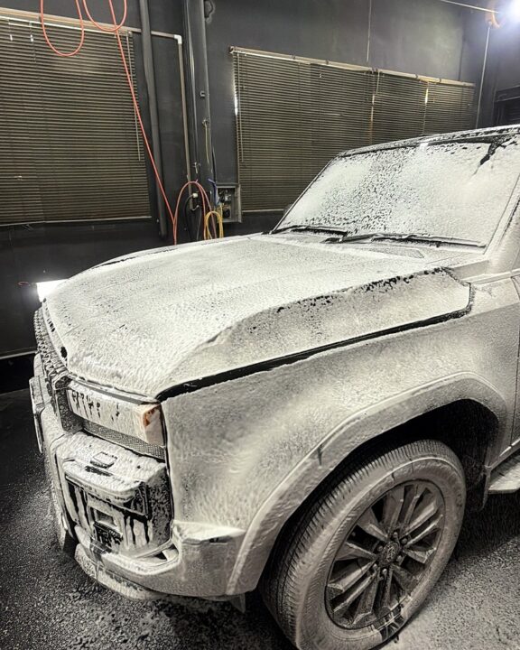 TOYOTAランドクルーザにガラスコーティングを施工前下地処理