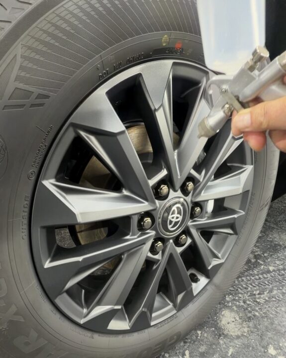 TOYOTAランドクルーザのホイールコーティング吹き付け施工