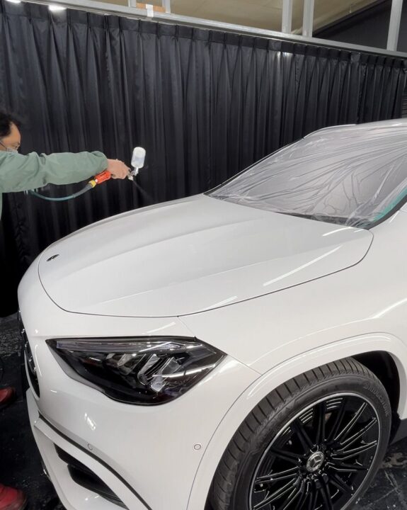 メルセデスベンツ GLA180にセラミックコーティング専用のプライマーを吹き付け施工