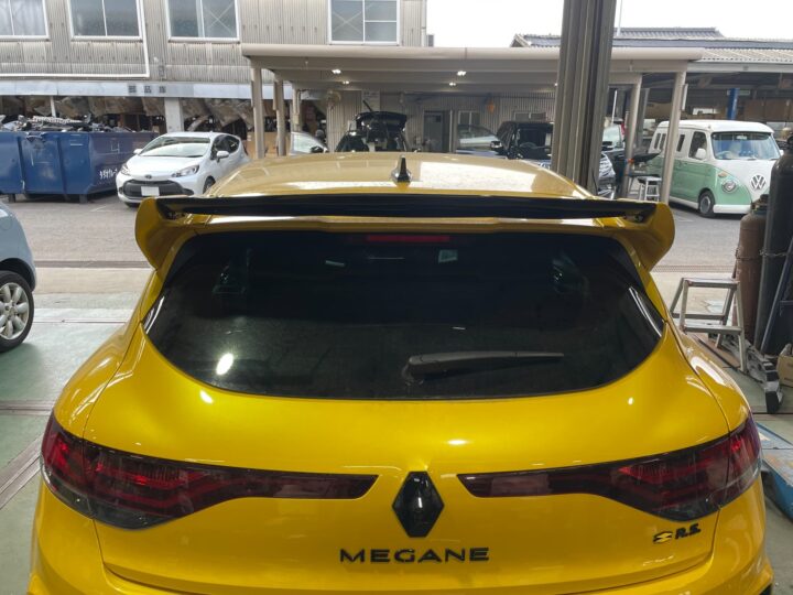 IMG_9838 - 鈑金塗装・カーコーティング・車検|山口県 東洋ボデー株式会社 ルノー・スポール メガーヌ R.S ウルティム スポイラー取付・塗装
