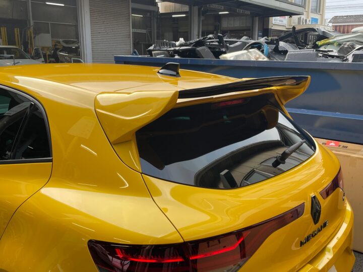 IMG_9901 - 鈑金塗装・カーコーティング・車検|山口県 東洋ボデー株式会社 ルノー・スポール メガーヌ R.S ウルティム スポイラー取付・塗装