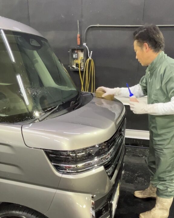 SUZUKIスペーシアカスタムにＧguardガラスコーティング３層（親水）＋ホイールコーティングを施工まえに溶剤を使って付着物除去