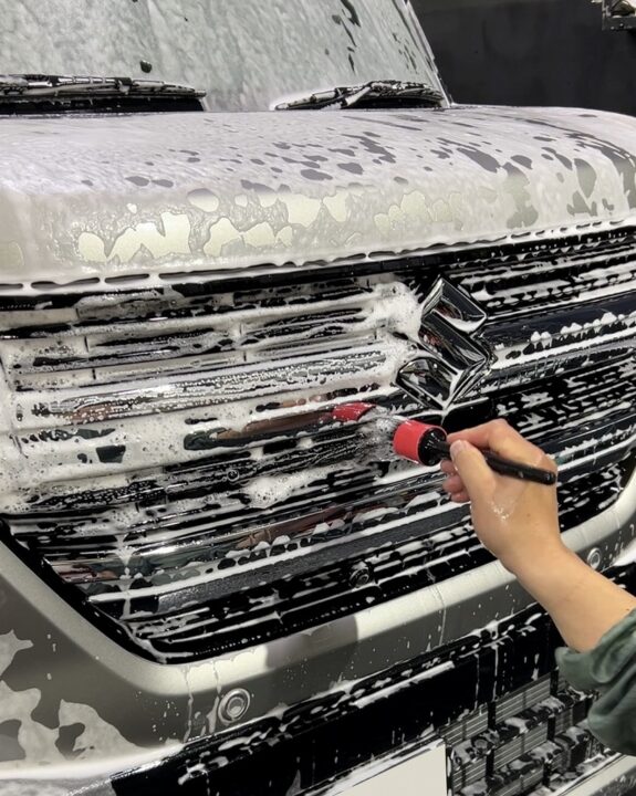 SUZUKIスペーシアカスタムにＧguardガラスコーティング３層（親水）＋ホイールコーティングを施工まえにグリルをブラシで洗浄