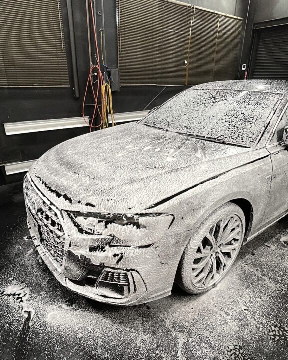 アウディ―A8にGguardガラスコーティング3層プラチナコーティングを施工前洗車下地処理 